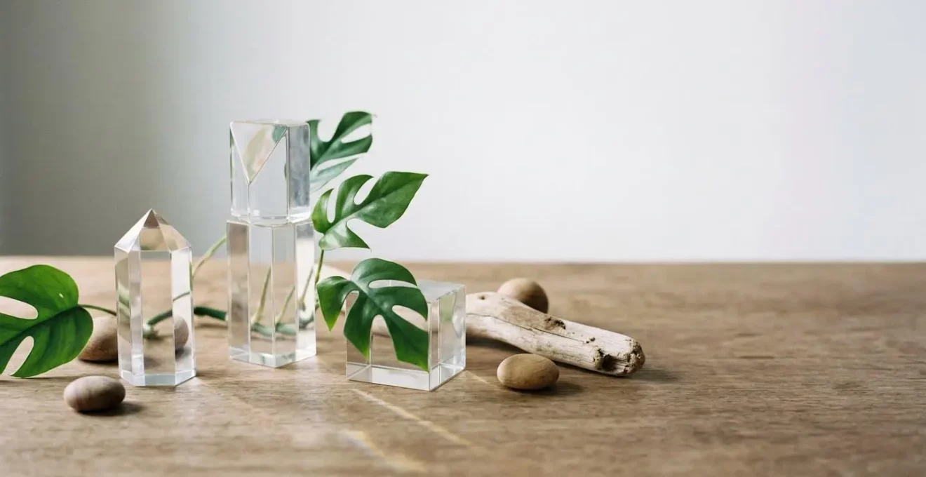 Composition symbolique représentant la transparence et l'authenticité dans la communication RSE d'entreprise