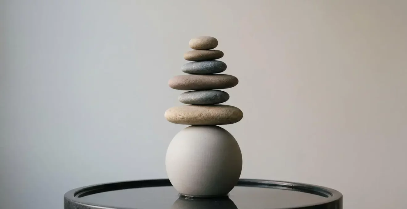 Composition symbolique minimaliste évoquant l'équilibre entre sécurité et rendement dans un environnement épuré