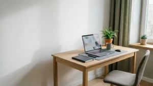 Professionnel complétant les formalités administratives de création d'entreprise sur ordinateur dans un environnement de bureau moderne