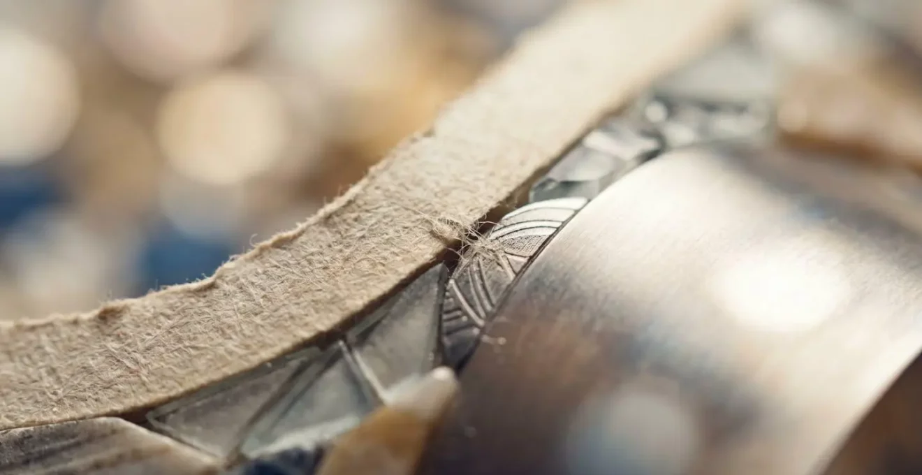 Gros plan macro sur des éléments symboliques représentant les flux financiers et la transformation de créances en liquidités